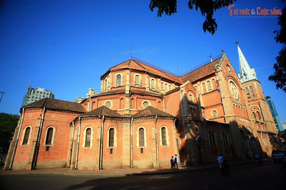 Thiết kế theo phong cách Roman pha Gothic. Nhà thờ kết hợp vòm Roman cổ điển với các chi tiết Gothic, tạo cảm giác vừa vững chắc vừa thanh thoát.