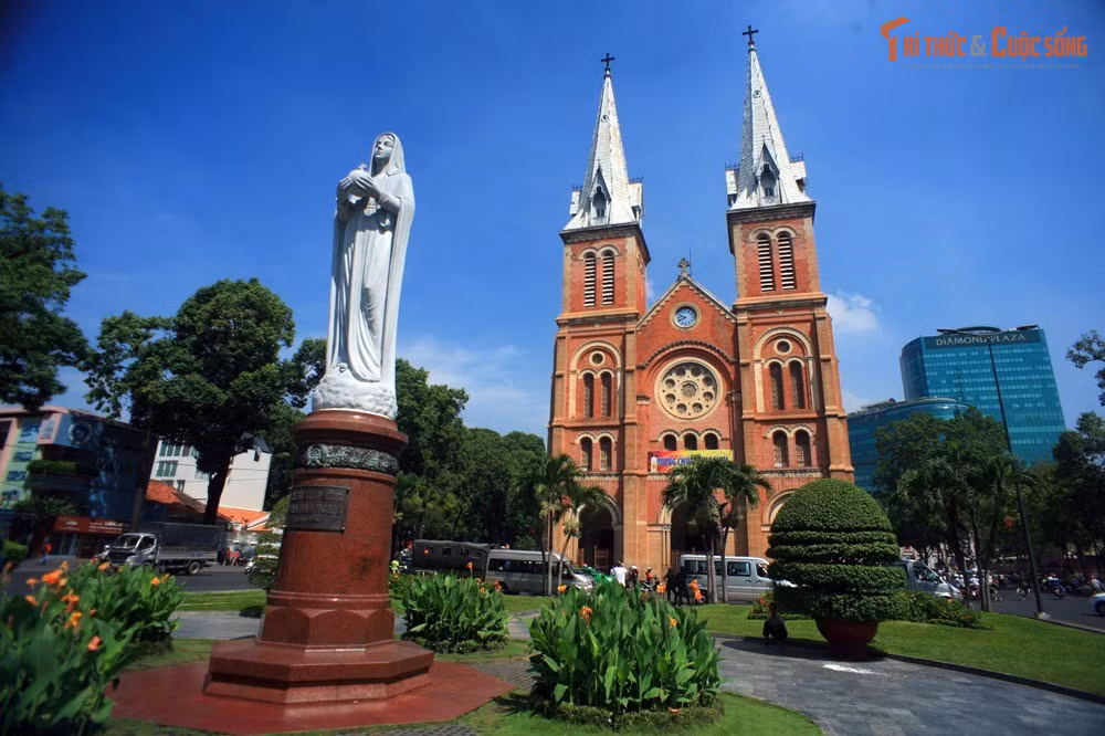 Chuông nhà thờ từng được xem là lớn nhất Đông Dương. Bộ sáu quả chuông do Pháp đúc có tổng trọng lượng hơn 25 tấn, âm vang có thể nghe từ nhiều km.