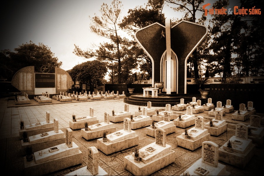 Dưới những hàng cây xanh rì rào, thời gian như chậm lại, nhường bước cho ký ức sống dậy. Mỗi ngôi mộ là một mốc son lịch sử, là một phần của bản trường ca giữ nước mà dân tộc Việt Nam sẽ mãi khắc ghi.