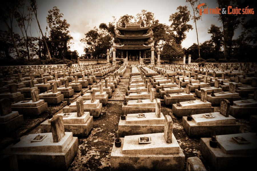 Trong nhịp sống hiện đại hối hả, nghĩa trang đặc biệt này là nơi mỗi người dừng chân, lắng nghe tiếng vọng từ quá khứ, để lòng tâm hồn lắng sâu và thấu hiểu trọn vẹn giá trị của hai chữ "hòa bình".