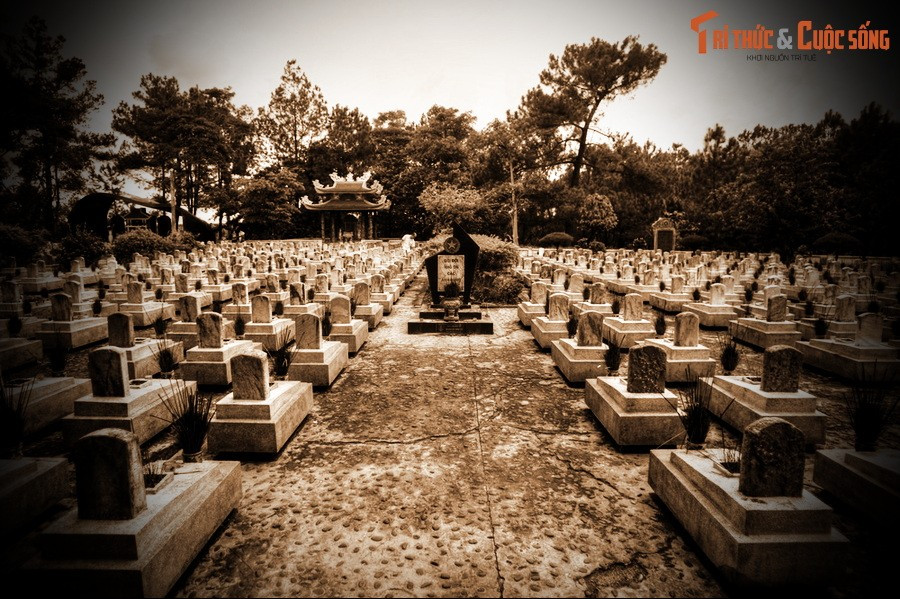 Nằm giữa núi rừng Trường Sơn hùng vĩ và thâm nghiêm, Nghĩa trang Liệt sĩ Trường Sơn là một khoảng không gian đặc biệt, nơi thời gian dường như ngưng đọng giữa tiếng gió đại ngàn và mùi hương trầm sâu lắng.