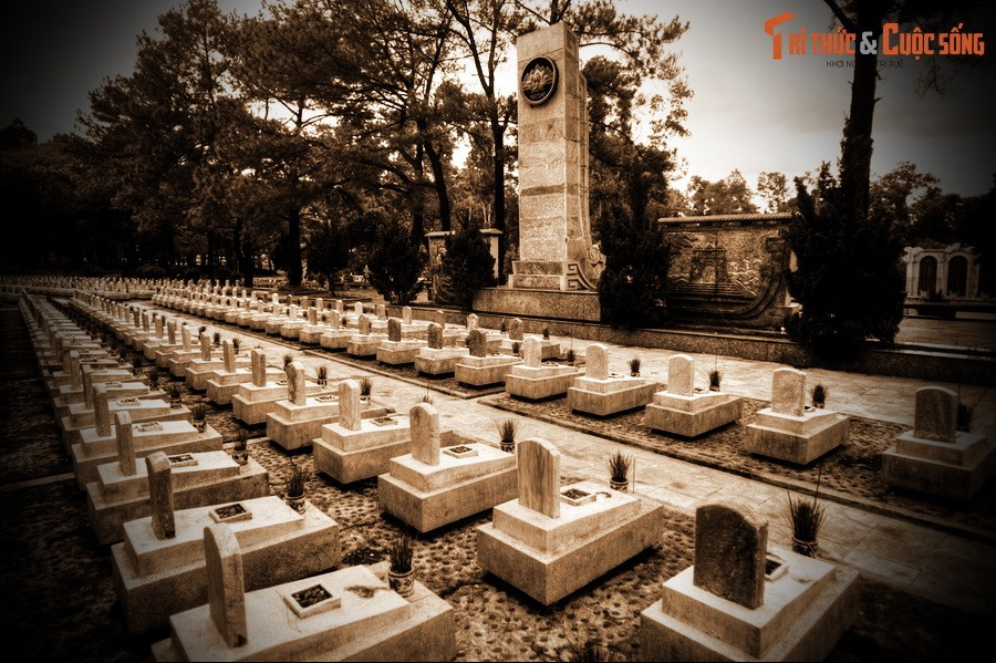 Dưới lớp đất đỏ bazan là biết bao thân thể đã hòa vào lòng đất mẹ Trường Sơn, để con đường tiếp vận vũ khí, lương thực, tinh thần cho chiến trường miền Nam không bao giờ bị đứt đoạn.