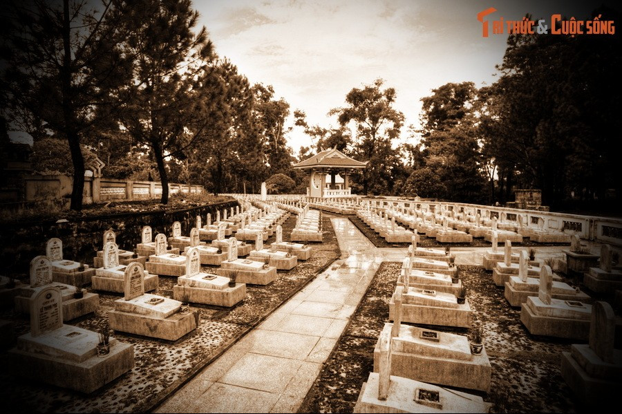 Không gian ở nghĩa trang không có những âm thanh ồn ào của thế giới bên ngoài. Chỉ có tiếng gió rừng thổi nhẹ, tiếng chim rừng vọng lại, và tiếng lòng của người ở lại đang thì thầm với người đã khuất.