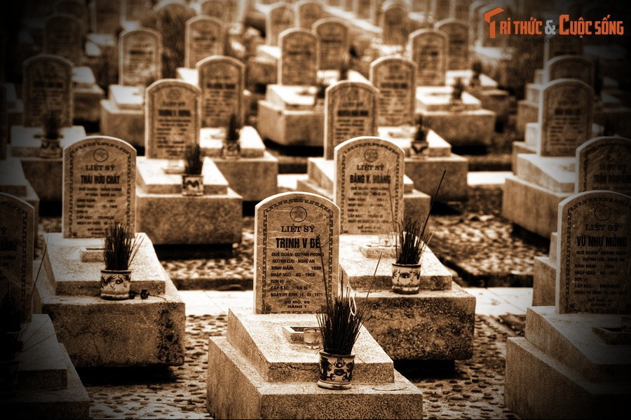 Đó có thể là một chiến sĩ lái xe, một xạ thủ pháo cối, một kỹ thuật viên thông tin, hoặc một nữ thanh niên xung phong... Mỗi người một trọng trách, một số phận. Hàng nghìn người như vậy đã gặp nhau tại đây trong một giấc ngủ vĩnh hằng.