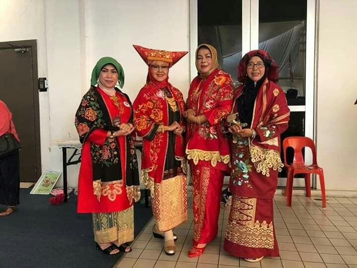  Cộng đồng mẫu hệ lớn nhất thế giới hiện nay. Người Minangkabau sinh sống chủ yếu tại Tây Sumatra, Indonesia, với hàng triệu người vẫn duy trì hệ thống xã hội mẫu hệ hiếm hoi trong thế giới hiện đại. Ảnh: Pinterest.