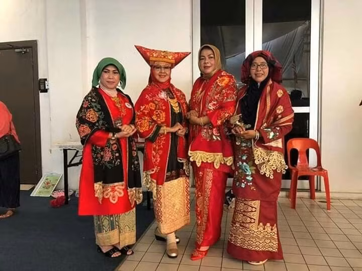  Cộng đồng mẫu hệ lớn nhất thế giới hiện nay. Người Minangkabau sinh sống chủ yếu tại Tây Sumatra, Indonesia, với hàng triệu người vẫn duy trì hệ thống xã hội mẫu hệ hiếm hoi trong thế giới hiện đại. Ảnh: Pinterest.