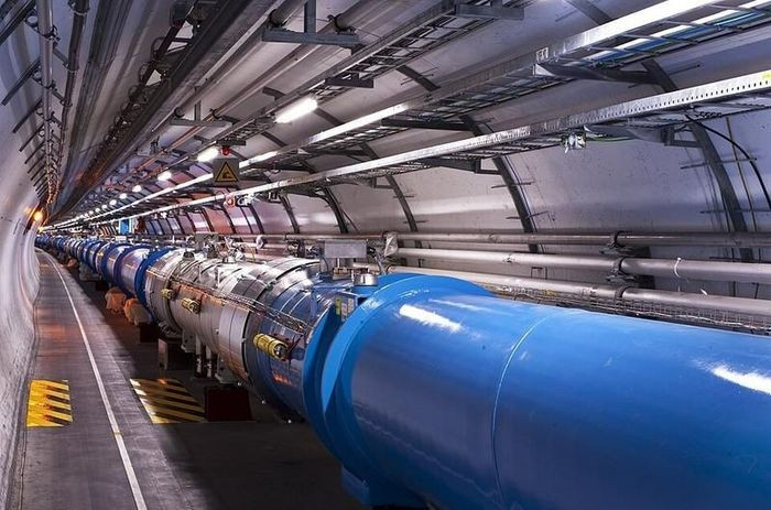 Máy gia tốc hạt CERN tạo hố đen. Trước khi vận hành, có lo ngại rằng CERN sẽ tạo ra hố đen nuốt chửng Trái Đất. Tuy nhiên, các nhà khoa học đã chứng minh rằng nếu có hố đen, chúng sẽ biến mất ngay lập tức do bức xạ Hawking.