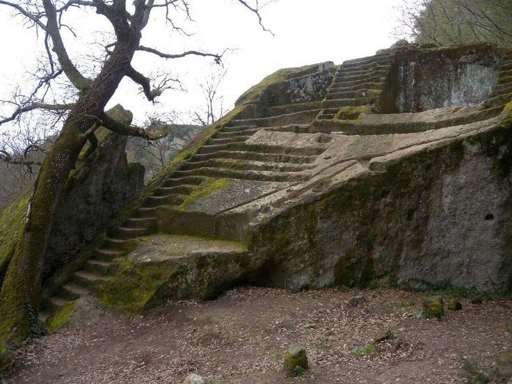  Khác biệt hoàn toàn kim tự tháp Ai Cập. Kim tự tháp Etruscan ở Bomarzo được xây dựng bởi người Etruscan cổ đại, hoàn toàn khác về chức năng và hình thức so với kim tự tháp Ai Cập quen thuộc. Ảnh: Pinterest.