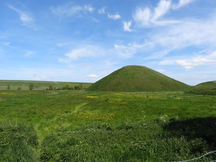  Xây dựng vào khoảng năm 2.400 TCN. Các nghiên cứu cho thấy gò được đắp vào thời kỳ đồ đá mới, đồng thời với nhiều công trình huyền bí khác như Stonehenge. Ảnh: Pinterest.