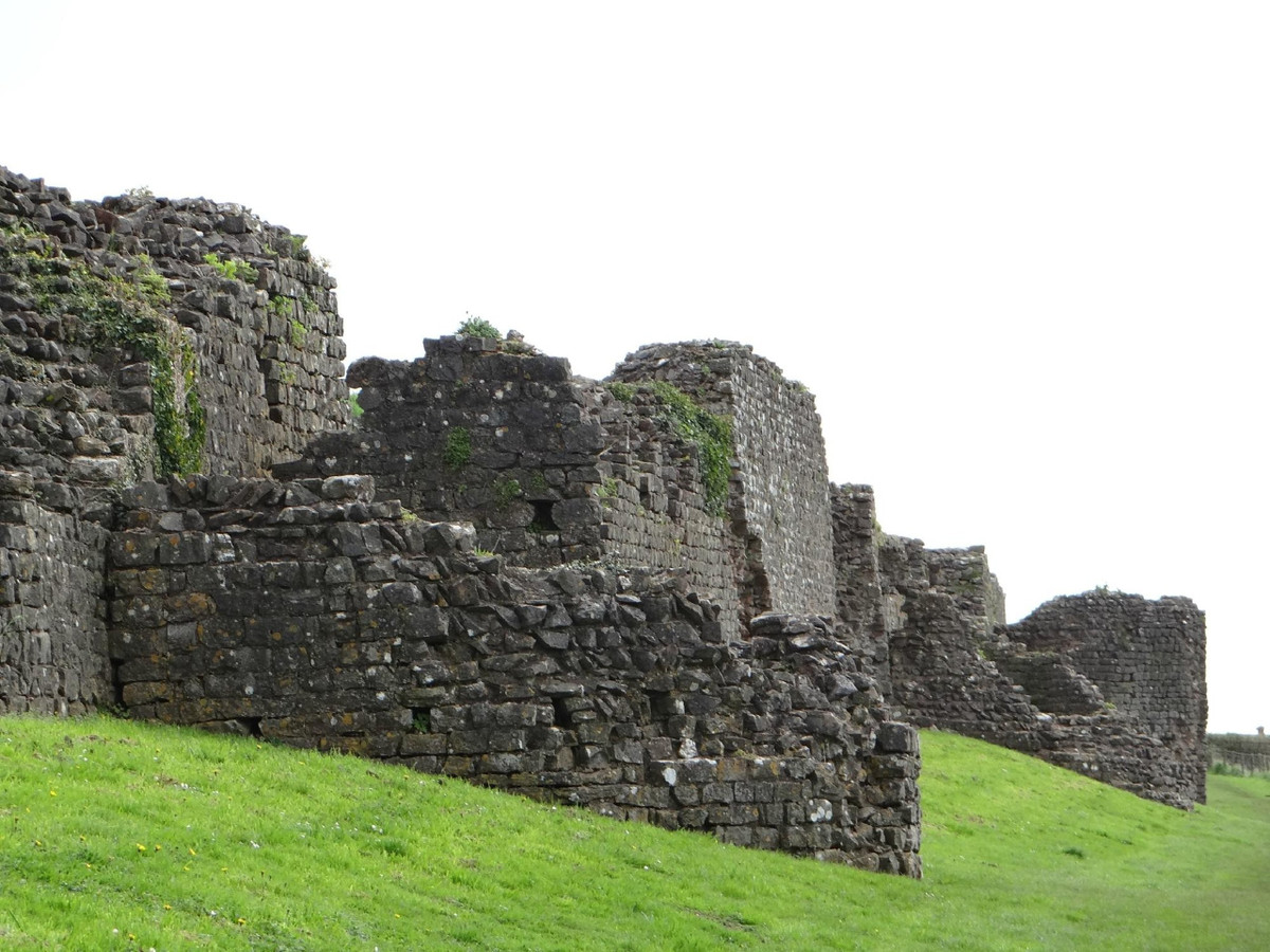  Nhà dân xây bằng đá thay vì gỗ. Nhiều ngôi nhà tại đây được xây hoàn toàn bằng đá với nền móng chắc chắn, chứng tỏ mức sống cao và quá trình “La Mã hóa” sâu rộng của cư dân địa phương. Ảnh: tripadvisor.com.