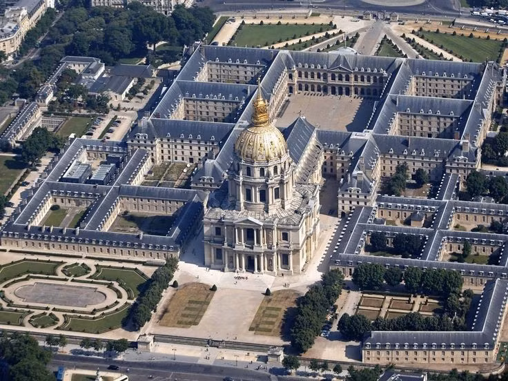  Ban đầu được xây làm nơi dưỡng lão cho thương binh. Les Invalides được vua Louis XIV cho xây dựng năm 1670 nhằm chăm sóc binh sĩ già yếu, bị thương sau các cuộc chiến. Ảnh: Pinterest.