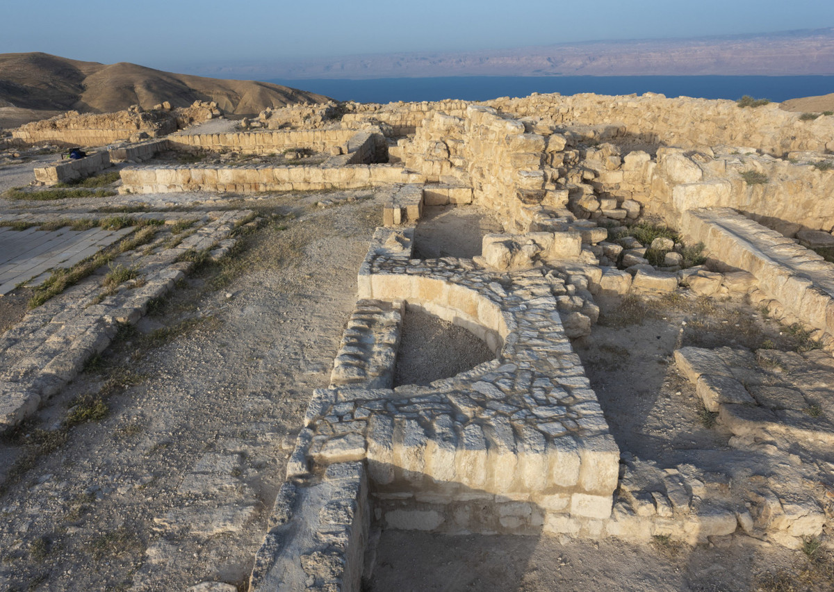  Machaerus gắn liền với câu chuyện hành quyết Thánh Gioan Tẩy Giả. Theo Kinh Thánh, chính tại pháo đài này, Gioan đã bị giam cầm và xử tử theo lệnh của Herod Antipas, biến Machaerus thành địa điểm mang ý nghĩa tôn giáo đặc biệt. Ảnh: biblicalarchaeology.org.