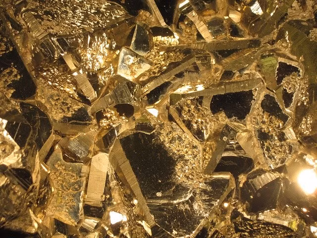  Biệt danh “vàng ngu”. Pyrite có màu vàng ánh kim giống vàng thật, từng khiến nhiều người nhầm lẫn và gọi nó là “vàng ngu” (fool’s gold) –. Ảnh: Pinterest.