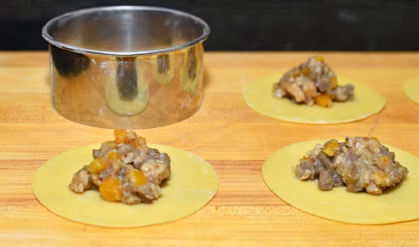  Ẩm thực độc đáo với thịt và sữa. Món ăn chủ yếu của người Buryat được làm từ thịt ngựa, bò và sản phẩm sữa lên men. Ảnh: foodperestroika.com.