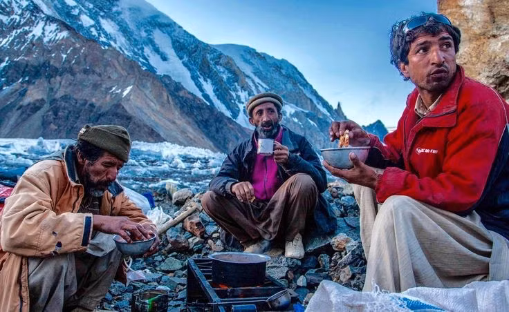  Khả năng thích nghi độ cao vượt trội. Người Sherpa sở hữu biến thể gene giúp hấp thụ oxy hiệu quả ở độ cao lớn, điều khiến họ trở thành những vận động viên leo núi bẩm sinh. Ảnh: Pinterest.