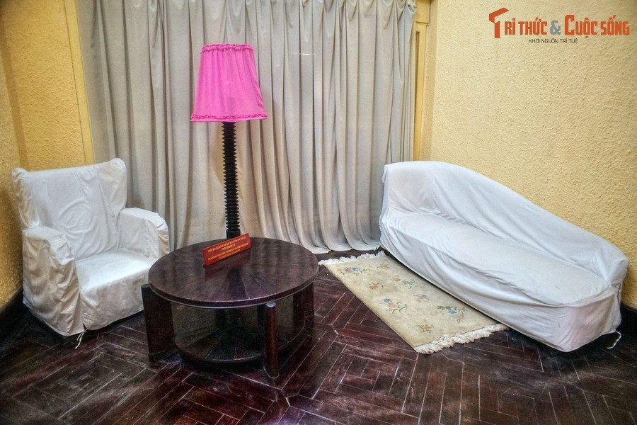 Nhìn vào chiếc bàn gỗ đơn sơ, nơi những dòng chữ thiêng liêng về vận mệnh của một dân tộc, có thể cảm nhận thời gian như đã ngưng đọng.