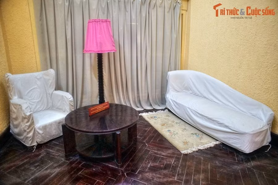 Nhìn vào chiếc bàn gỗ đơn sơ, nơi những dòng chữ thiêng liêng về vận mệnh của một dân tộc, có thể cảm nhận thời gian như đã ngưng đọng.