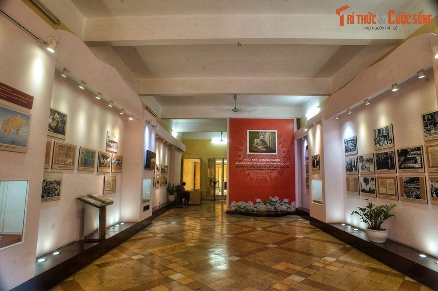 Khi bước qua cánh cửa xưa cũ của ngôi nhà có tuổi đời trên dưới một thế kỷ, hơi thở của quá khứ như bao trùm không gian. Đó là niềm tin vào tương lai tươi sáng và sự sục sôi khí thế cách mạng của những ngày tháng Tám cách đây tròn 80 năm.