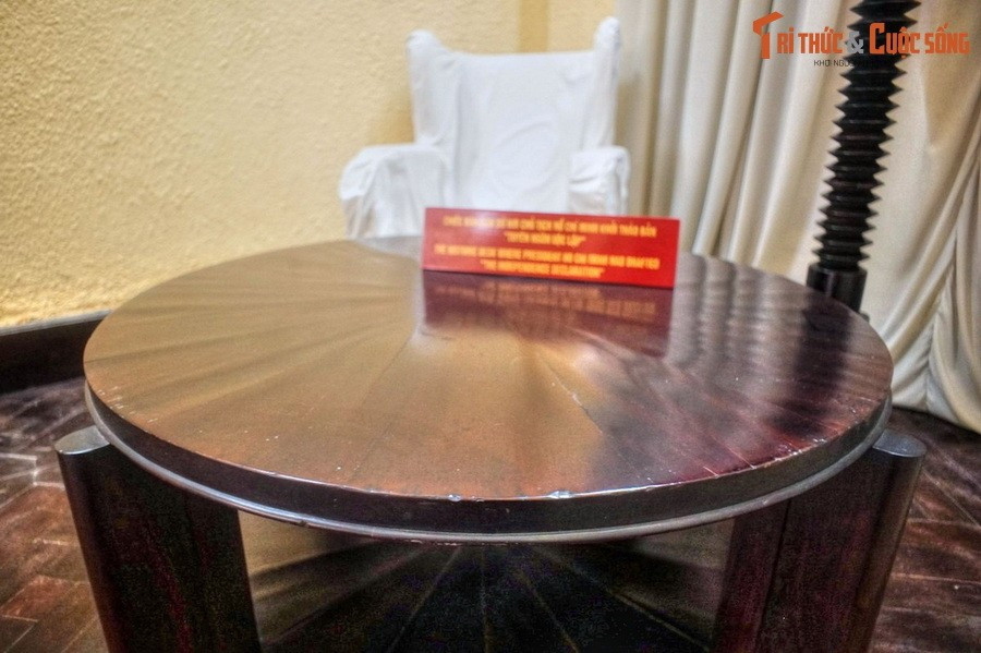 Hơi ấm của Người vẫn còn hiện diện ở nơi đây. Vào những khoảnh khắc của 80 năm trước vẫn còn tươi mới, như thể vừa mới xảy ra vào ngày hôm qua.