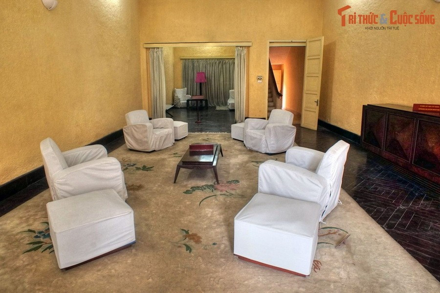 Những gian phòng được giữ gìn gần như nguyên vẹn tái hiện khung cảnh giản dị mà trang nghiêm, nơi Chủ tịch Hồ Chí Minh đã viết nên những dòng chữ bất hủ khai sinh nước Việt Nam Dân chủ Cộng hòa.