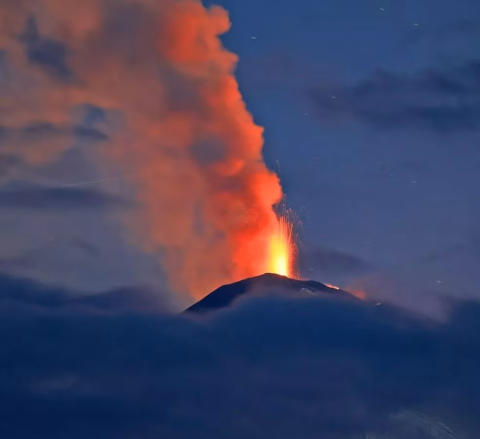 Trận động đất mạnh 8,8 độ richter ngày 30/7 đã kích hoạt hoạt động tại 7 ngọn núi lửa trên bán đảo Kamchatka, lần đầu tiên xảy ra hiện tượng tương tự sau gần 300 năm. Ảnh: Yuriy Demyanchuk/Viện Núi lửa và Địa chấn học Nga.