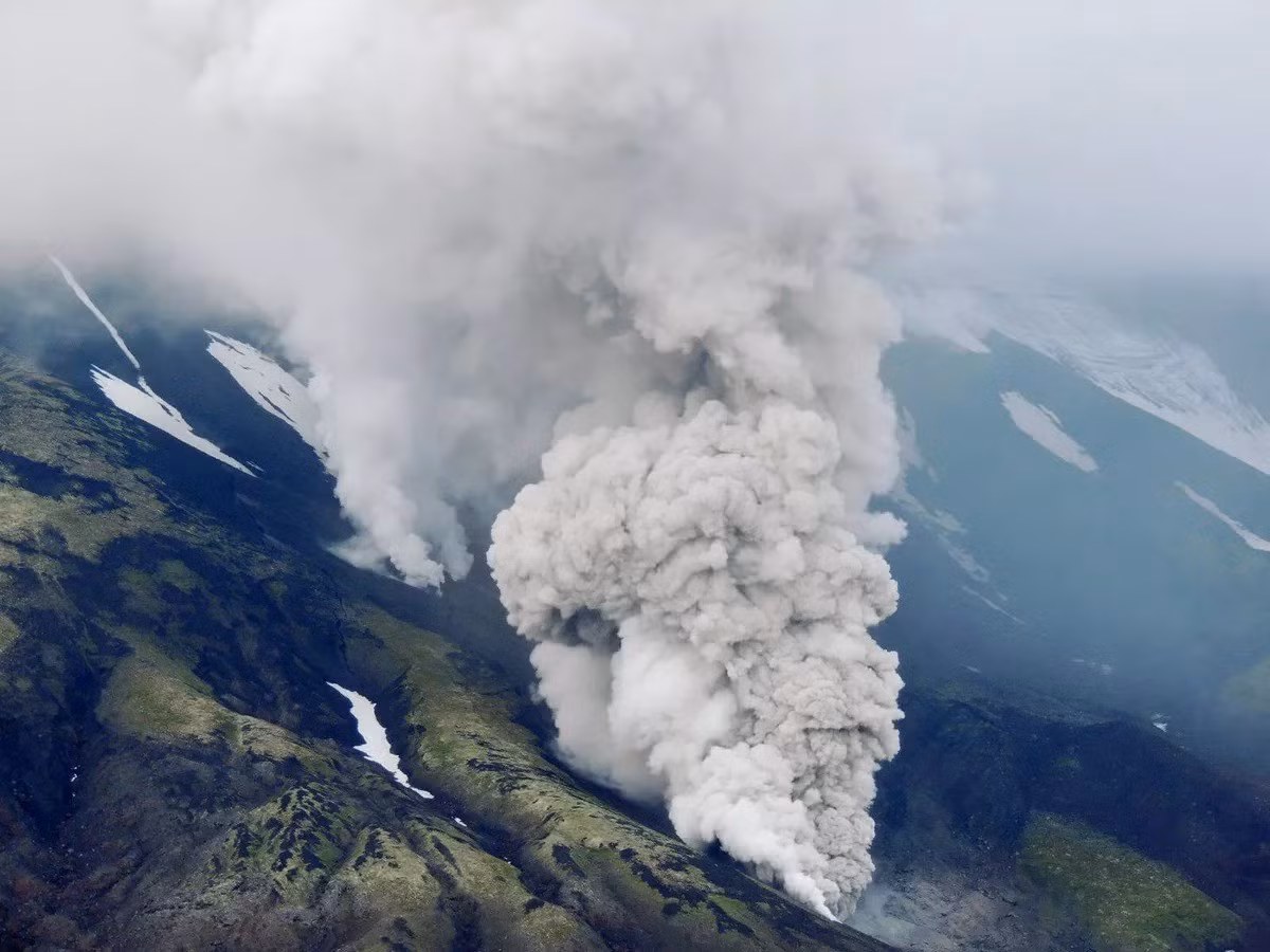 Núi lửa Krasheninnikov đã phun trào vào ngày 3/8, lần đầu tiên trong ít nhất 500 năm, đẩy tro bụi lên tới 6 km và trôi xa 160 km. Ảnh: Sputnik/ Khu bảo tồn thiên nhiên Kronotsky.