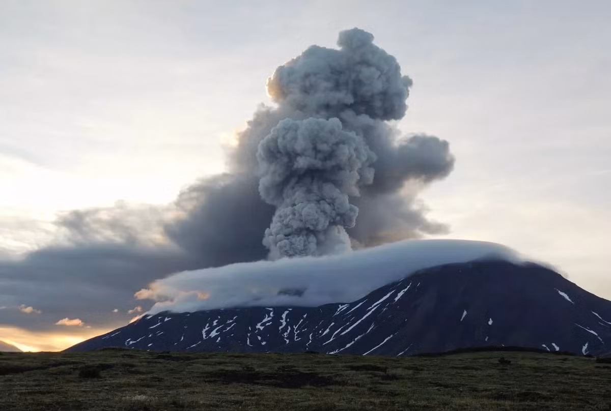 Tính đến ngày 4/8, núi lửa Mutnovsky cũng đã thức giấc, nâng tổng số núi lửa hoạt động sau động đất lên 8, gồm Shiveluch, Avachinsky, Bezymianny, Kambalny, Karymsky, Klyuchevskoy, Krasheninnikov và Mutnovsky. Ảnh: Sputnik/ Khu bảo tồn thiên nhiên Kronotsky.