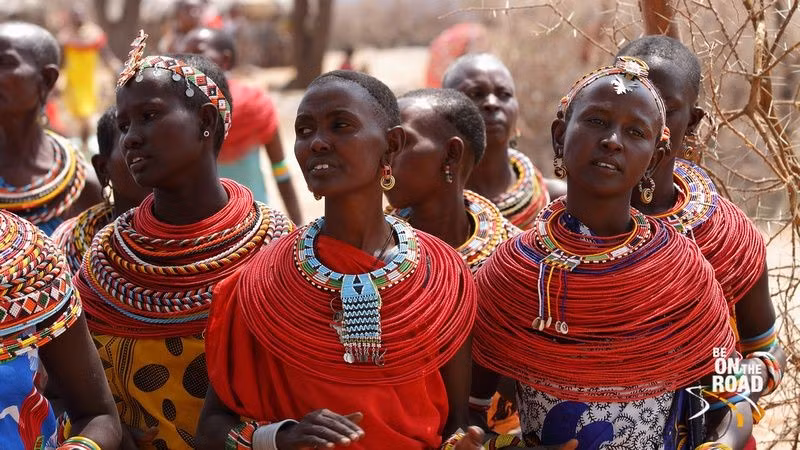  Có quan hệ gần gũi với người Maasai. Về mặt ngôn ngữ và văn hóa, Samburu có nhiều điểm tương đồng với người Maasai, do cùng thuộc nhóm Nilotic. Tuy nhiên, họ vẫn giữ bản sắc riêng thể hiện qua trang phục, nghi lễ và cấu trúc xã hội. Ảnh: Pinterest.