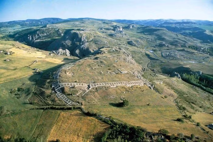  Di sản thế giới được UNESCO công nhận. Năm 1986, Hattusa được UNESCO xếp hạng Di sản thế giới nhờ giá trị lịch sử và khảo cổ đặc biệt. Ngày nay, di tích là điểm đến quan trọng giúp nhân loại hiểu rõ hơn về một đế chế từng rất hùng mạnh trong quá khứ. Ảnh: Pinterest.