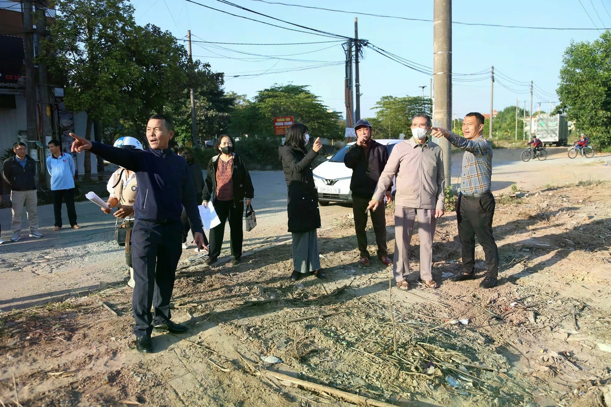 Người dân đi thực địa tại khu đất dịch vụ