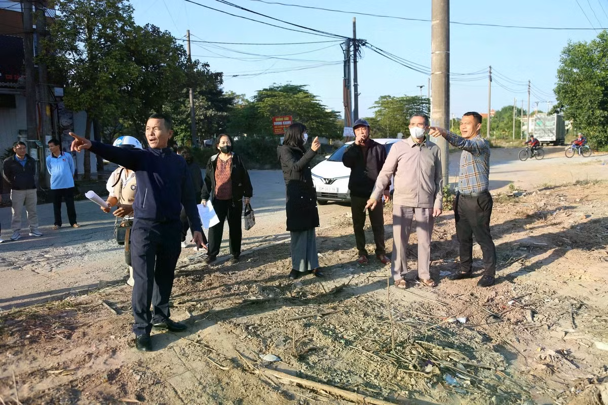 Người dân đi thực địa tại khu đất dịch vụ