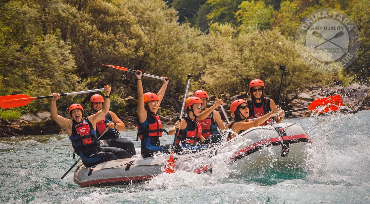  Là thiên đường cho các hoạt động mạo hiểm. Vườn quốc gia Durmitor thu hút du khách với các hoạt động trekking, leo núi, trượt tuyết mùa đông và chèo bè vượt thác trên dòng Tara xanh ngọc. Ảnh: Pinterest.