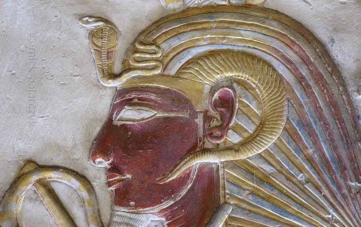 2. Biểu tượng Ai Cập cổ đại. Rắn hổ mang Ai Cập từng xuất hiện trên vương miện Pharaoh, biểu tượng của quyền lực và sự bảo hộ. Ảnh: Pinterest.