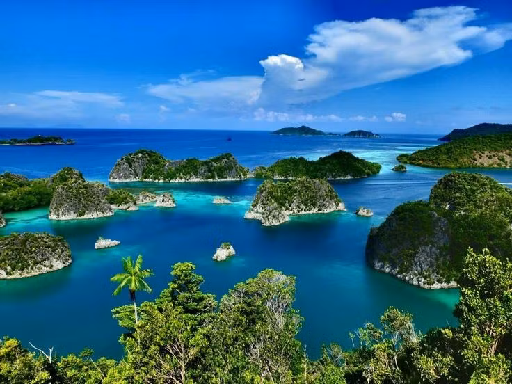  Cảnh quan kỳ vĩ. Quần đảo sở hữu những dãy núi đá vôi dựng đứng, đầm phá xanh ngọc và bãi biển hoang sơ tuyệt đẹp. Ảnh: Pinterest.