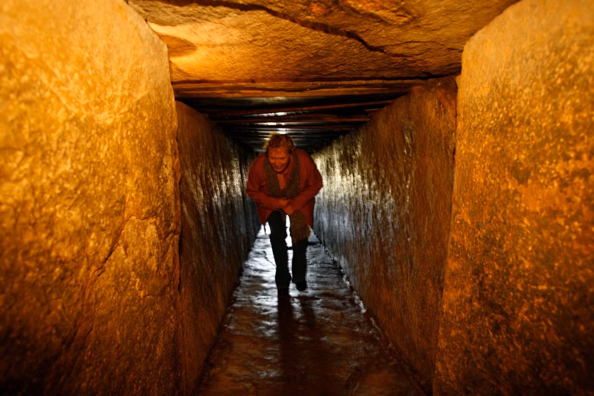  Điểm khảo cổ nổi tiếng. Maeshowe thu hút hàng ngàn du khách và các nhà nghiên cứu, trở thành địa điểm quan trọng để tìm hiểu về đời sống thời kỳ đồ đá mới. Ảnh: orkney.com.