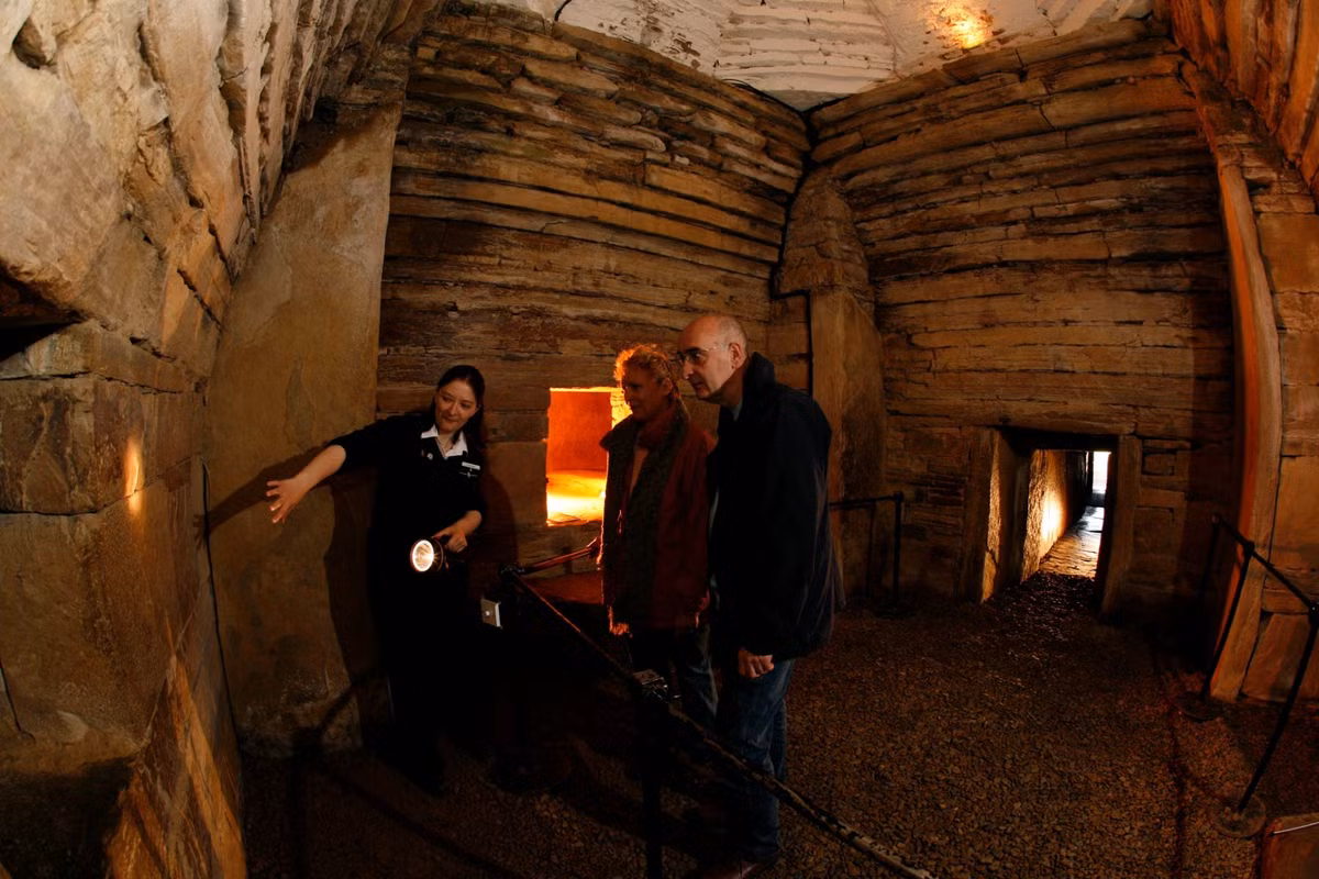  Nơi chứa nhiều khắc chữ rune của người Viking. Trong lòng mộ có hơn 30 bản khắc rune do người Viking để lại, biến nơi đây thành “bảo tàng chữ rune” lớn nhất ở châu Âu. Ảnh: orkney.com.