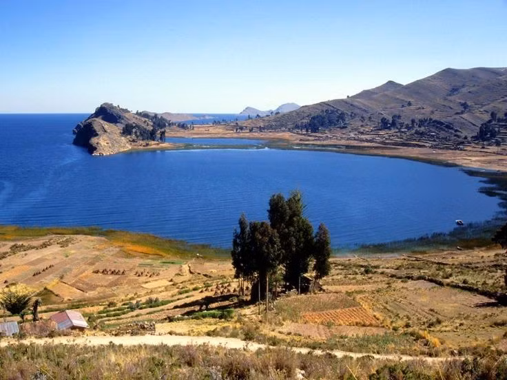  6. Nước hồ trong vắt và có màu xanh thẳm. Do độ cao và độ sạch tự nhiên, nước hồ Titicaca có màu xanh lam đậm đặc trưng, phản chiếu bầu trời và núi non xung quanh một cách ngoạn mục. Ảnh: Pinterest.