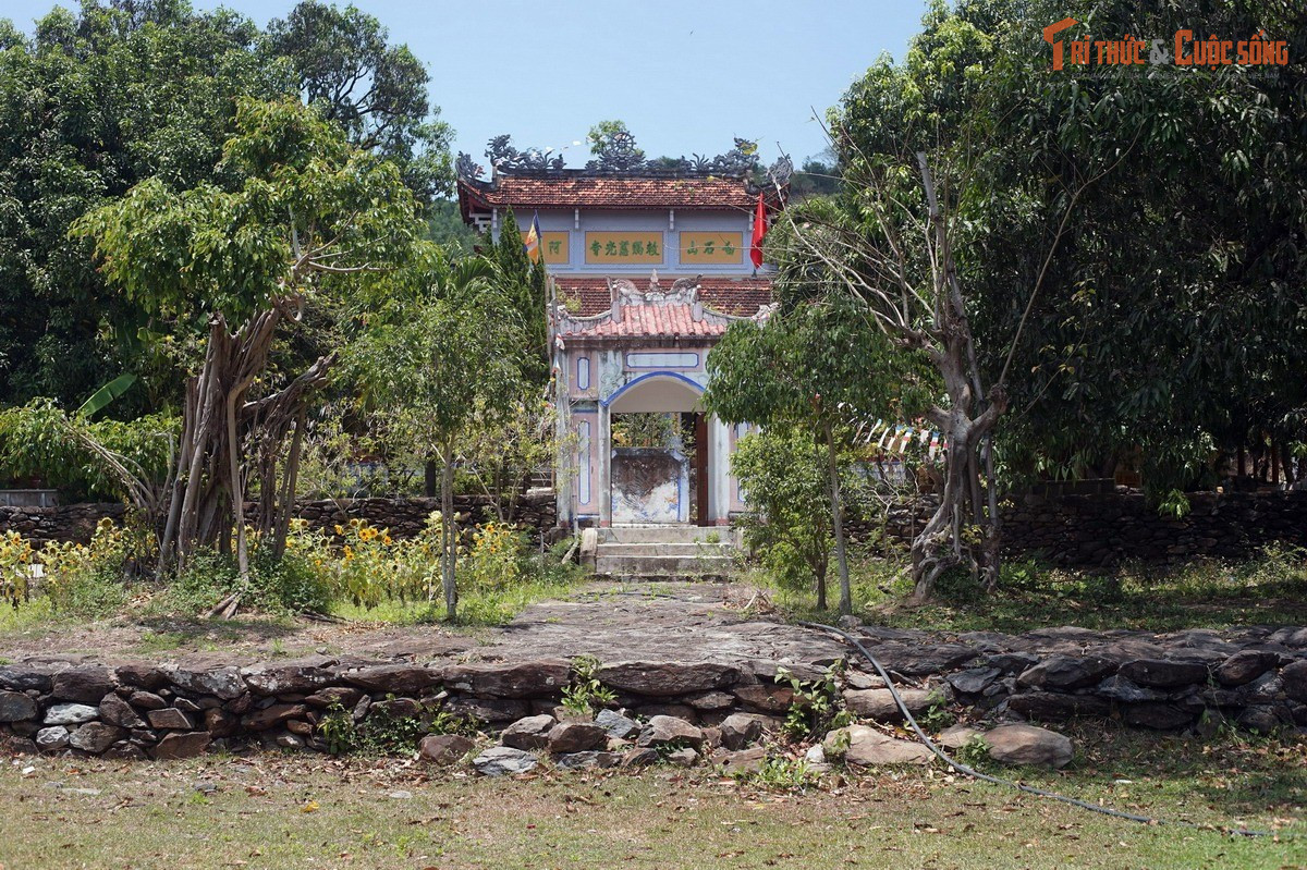 Chùa Đá Trắng được xây dựng vào năm 1797 dưới triều vua Quang Toản của nhà Tây Sơn và được xem là một trong những cổ tự lâu đời nhất của Phú Yên.