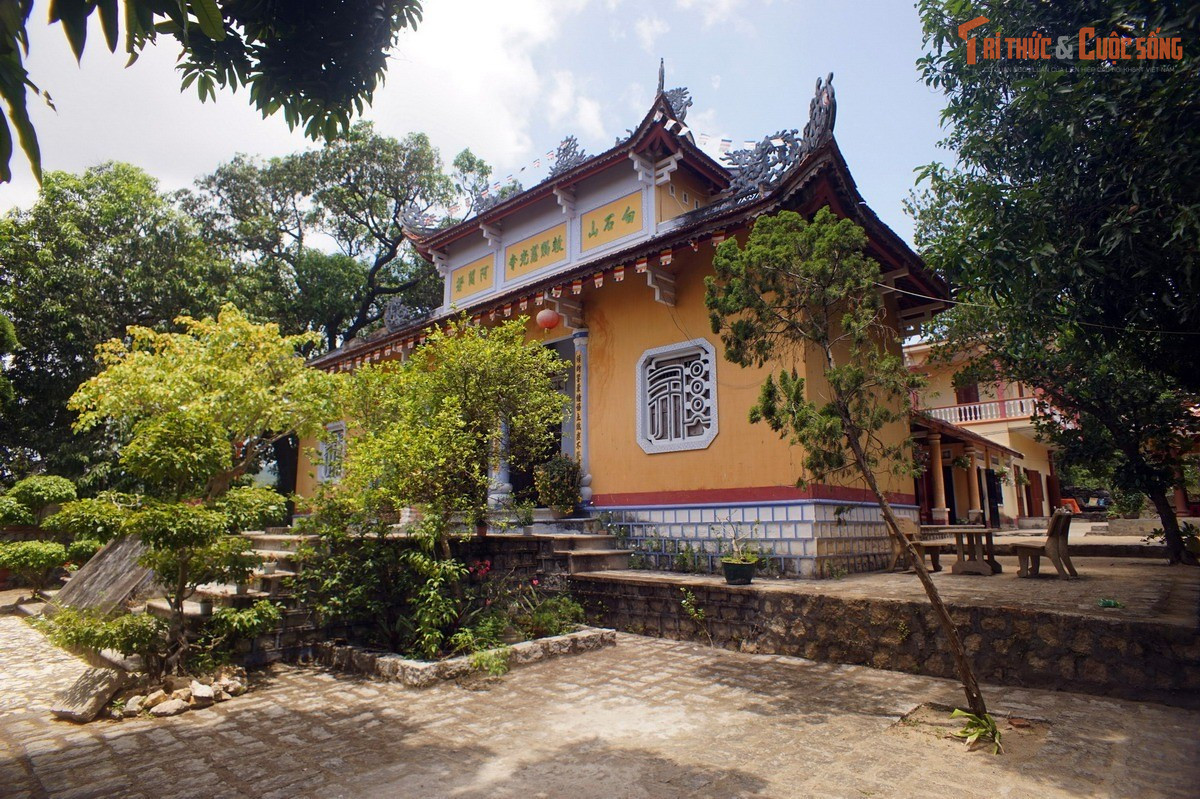 Trong quá khứ, chùa Đá Trắng không chỉ là nơi sinh hoạt tôn giáo mà còn là điểm tụ hội của nhiều văn thân và phong trào yêu nước. Điều này khiến ngôi chùa mang thêm ý nghĩa lịch sử bên cạnh giá trị tâm linh.