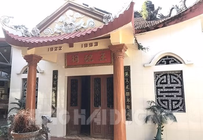 Đền Thượng uyển hoa ở thôn Ô Mễ thờ bà chúa Chén.