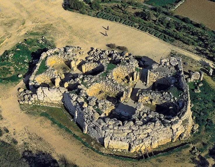  Cấu trúc gồm hai ngôi đền. Khu di tích có hai ngôi đền liền kề nhau, xây bằng những khối đá vôi khổng lồ xếp chồng tinh xảo. Ảnh: Pinterest.