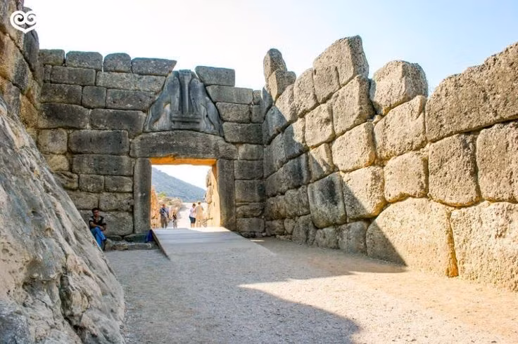  Cổng Sư tử ở Mycenae là biểu tượng kiến trúc nổi tiếng nhất. Hai con sư tử khắc đá trên vòm cổng tạo dấu ấn quyền lực trường tồn. Ảnh: Pinterest.