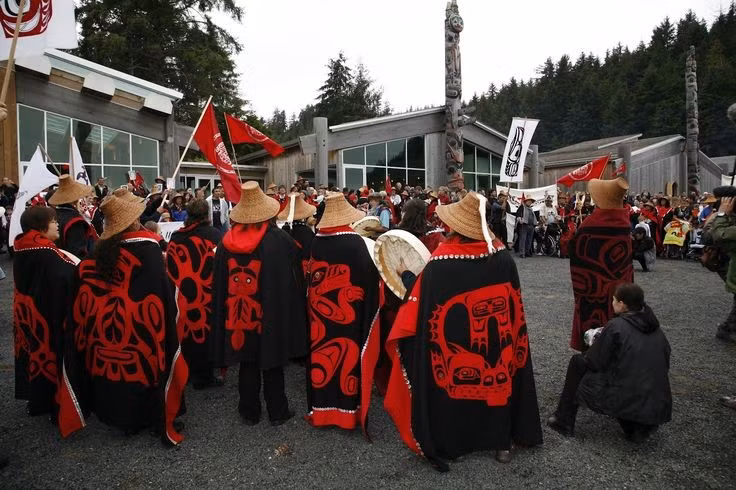  Giàu có nhờ tài nguyên tự nhiên. Trước khi tiếp xúc châu Âu, Haida được xem là một trong những tộc người giàu có nhất vùng Tây Bắc nhờ cá hồi, gỗ tuyết tùng và thương mại đường biển. Ảnh: Pinterest.