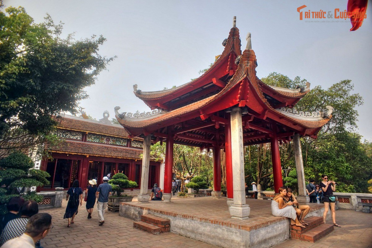 Khu đền chính thờ các nhân vật thuộc nhiều hệ tín ngưỡng khác nhau. Đền chính gồm Bái đường, trung đường và hậu cung, thờ Văn Xương, Quan Vũ, Lã Tổ và Trần Hưng Đạo cùng các tượng phụ trợ, phản ánh lớp trầm tích tín ngưỡng Việt – Hoa – Nho giáo.