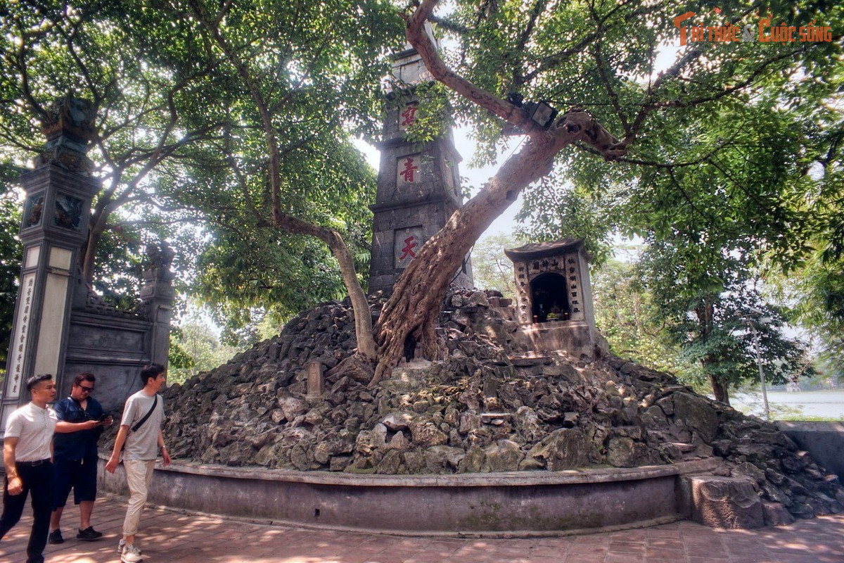 Tháp Bút mang ý nghĩa “viết lên trời xanh”. Tòa tháp đá cao 9 mét nằm bên lối vào đền Ngọc Sơn được dựng năm 1864, khắc ba chữ “Tả Thanh Thiên” thể hiện chí khí của nho sĩ xưa và là một trong những biểu tượng thị giác đặc trưng nhất của khu di tích.