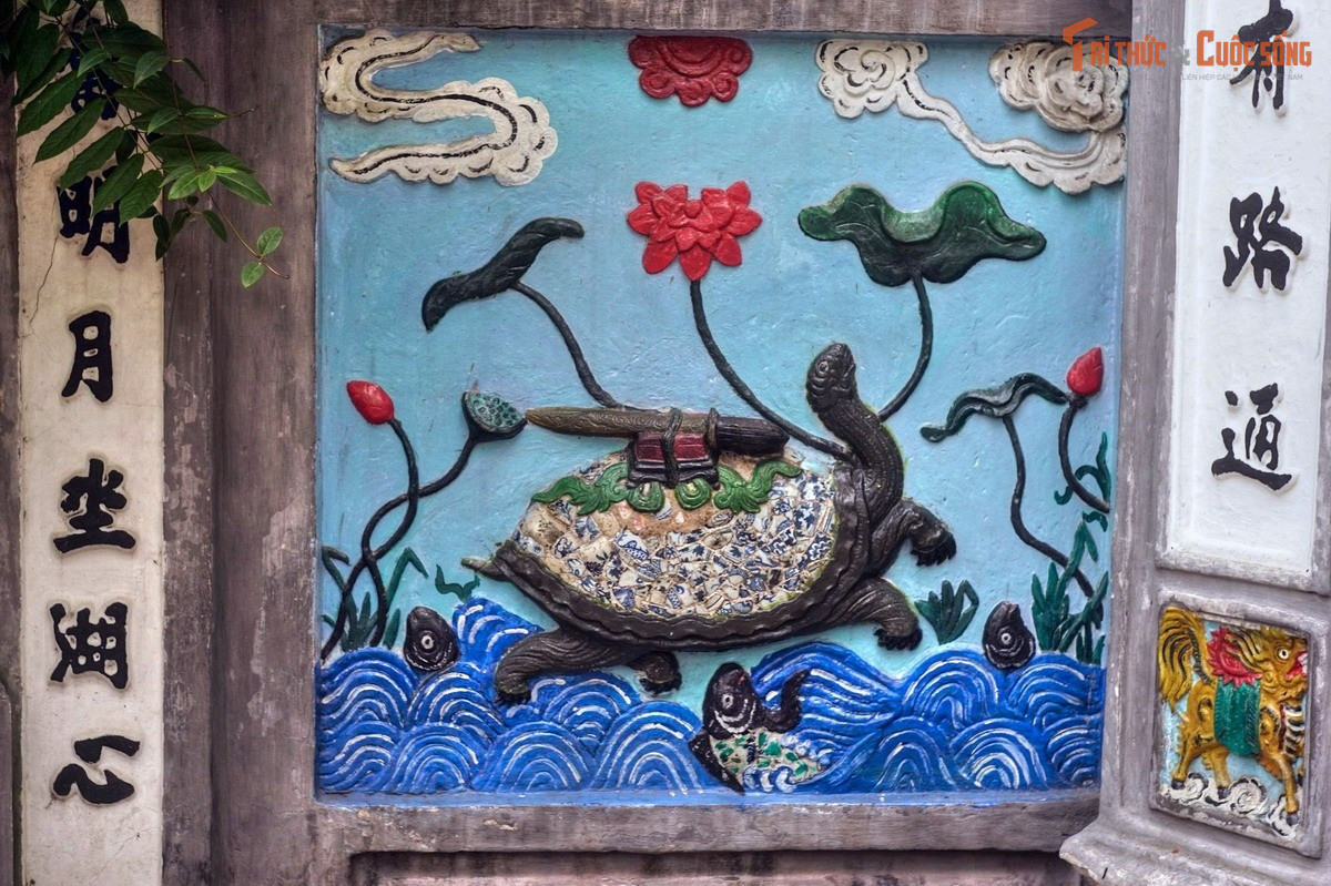 Đắc Nguyệt Lâu có tranh ghép sứ độc đáo. Qua cầu Thê Húc sẽ đến cánh cổng mang tên Đắc Nguyệt Lâu (lầu được trăng). Công trình được trang trí bằng hai bức tranh ghép từ mảnh sứ vỡ: Long Mã Hà Đồ và Thần Quy Lạc Thư – hai đồ hình cổ huyền bí trong văn hóa Á Đông.