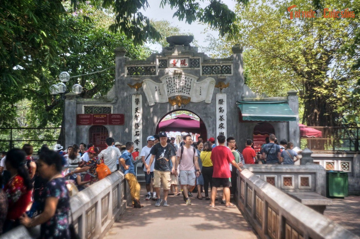 Đài Nghiên gắn với truyền thuyết bóng tháp Bút. Đài Nghiên là cánh cổng dẫn vào đền, nằm gần Tháp Bút. Trên đỉnh Đài Nghiên có đặt nghiên mực đá, tương truyền vào một số thời điểm nhất định, bóng đỉnh tháp Bút sẽ “chấm” vào lòng nghiên.