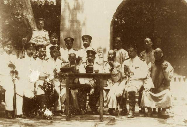 Quan chức thuộc Liên quân tám nước đến du ngoạn một ngôi chùa trong thành Bắc Kinh.