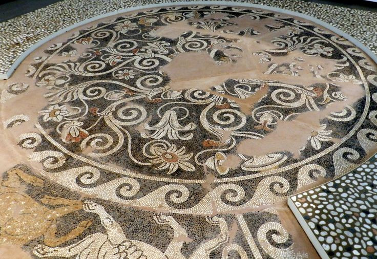  Nơi đây nổi tiếng với những bức tranh khảm tuyệt đẹp. Các cuộc khai quật khảo cổ tại Pella đã phát hiện nhiều bức tranh khảm sàn nhà tinh xảo trong các biệt thự cổ. Những tác phẩm này thường mô tả các cảnh thần thoại Hy Lạp như Dionysus cưỡi báo hay các cảnh săn bắn, cho thấy trình độ nghệ thuật rất cao của thời kỳ Macedonia cổ. Ảnh: Pinterest.