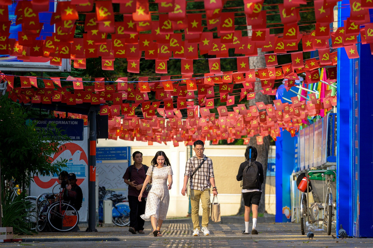 Không khí hướng về các sự kiện chính trị quan trọng của đất nước đang lan tỏa trên nhiều tuyến phố tại TP.HCM. Dọc các trục đường trung tâm, những hàng cờ đỏ sao vàng được treo dọc dải phân cách và trước trụ sở cơ quan hành chính công.